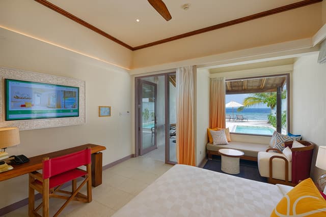 Deluxe beach villa with pool