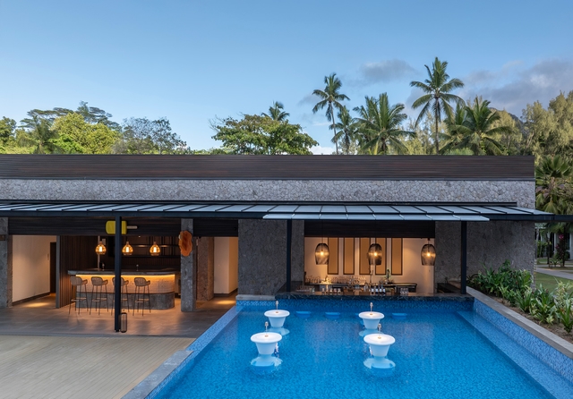 Swim up bar