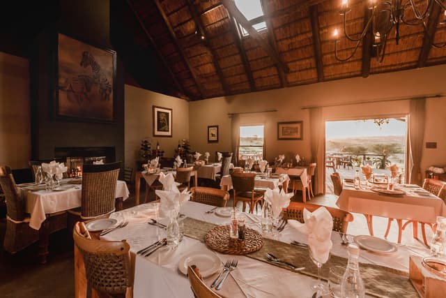 Amakhala Hlosi Game Lodge