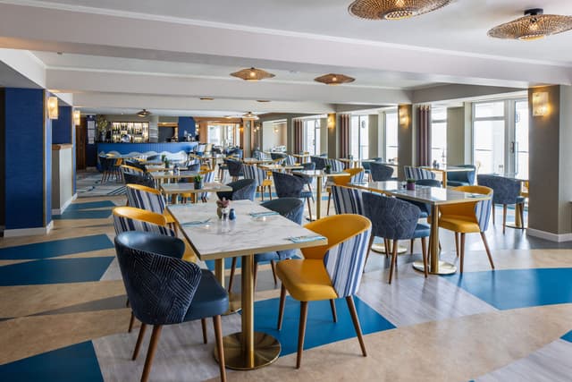 La Brise Kitchen, Bar & Coffee Shop