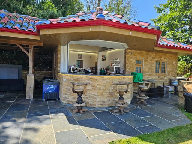 Pool bar