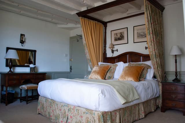 Superior castle room