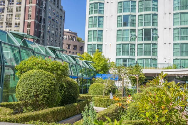 Rosedale On Robson Suites Hotel